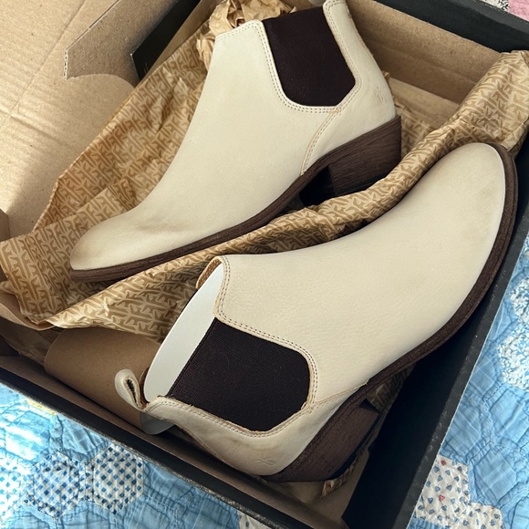 Frye Shoes - Frye Carson Chelsie Ivory